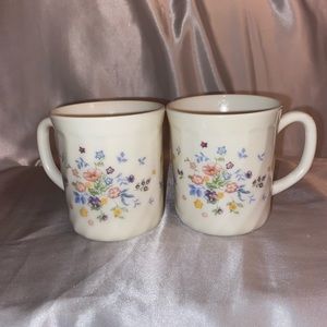 Vintage Milk glass Arcopal France
White Floral Flower Tea cup Mugs